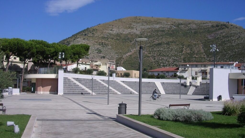 Fondi-piazza-De-Gasperi-anfiteatro-e1729675674405