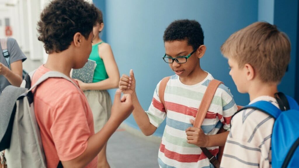 Inquinamento cognitivo: come tenere lontani i figli da cellulari, social e videogiochi