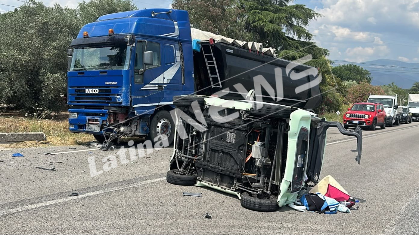 Latina: tamponata da un camion, microcar con due adolescenti si ribalta