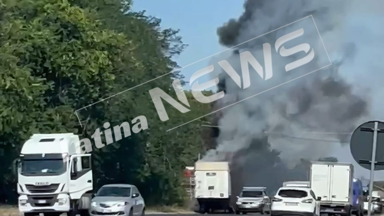 camion rimorchio incendio pontina