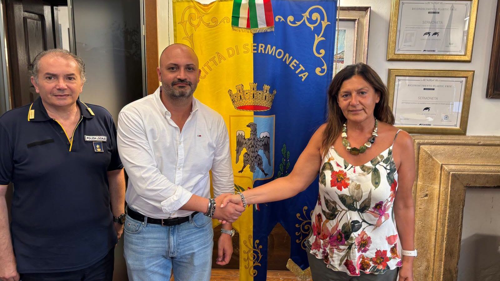 il comandante Giuseppe caseti, Gianluca Simeone e il sindaco Giuseppina Giovannoli